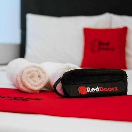 Reddoorz At Hotel Rumberpon Соронг Екстериор снимка