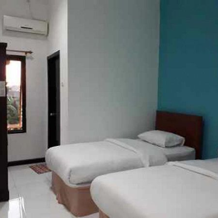 Reddoorz At Hotel Rumberpon Соронг Екстериор снимка