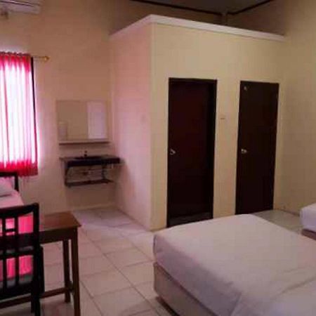 Reddoorz At Hotel Rumberpon Соронг Екстериор снимка