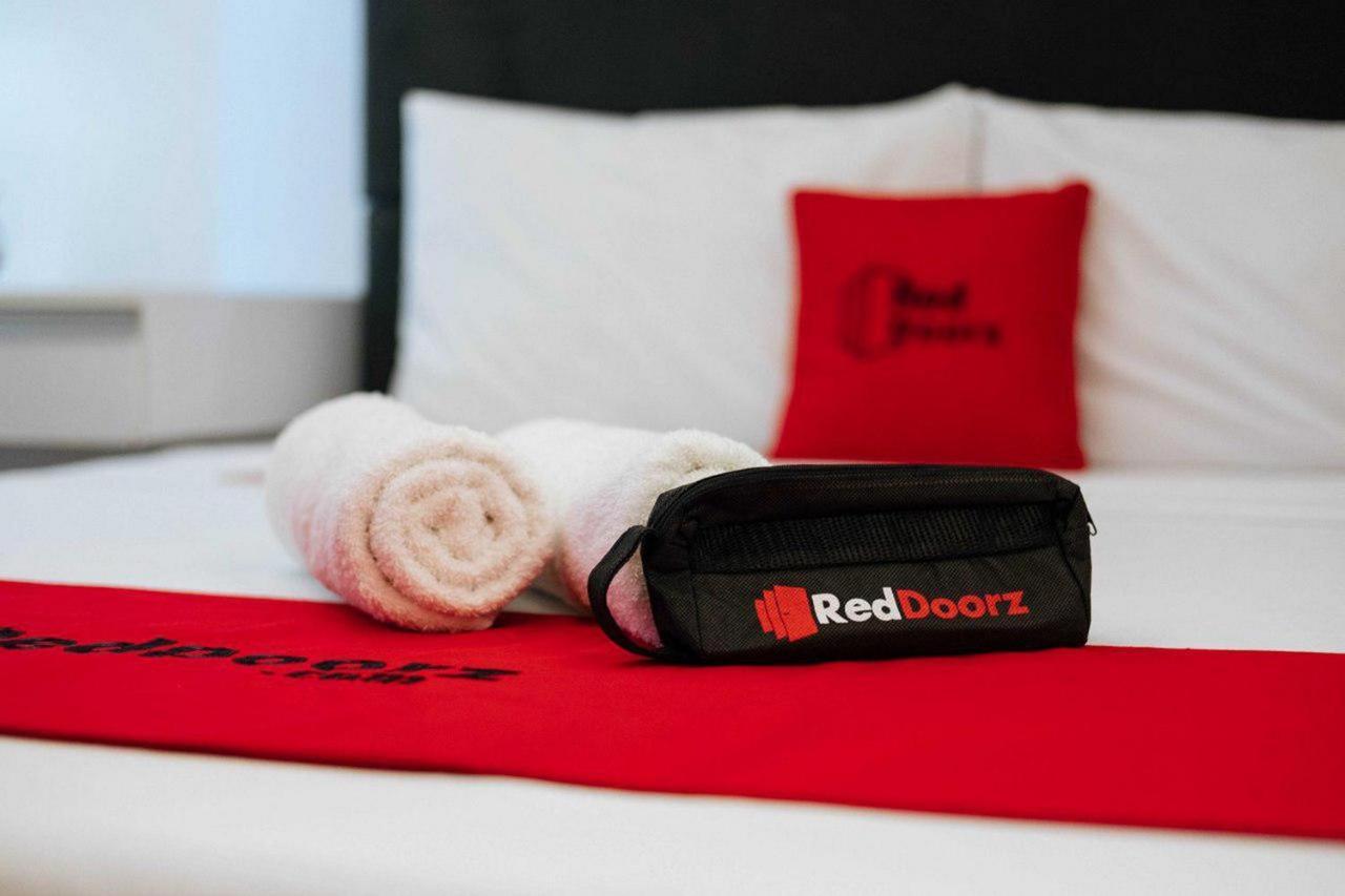Reddoorz At Hotel Rumberpon Соронг Екстериор снимка