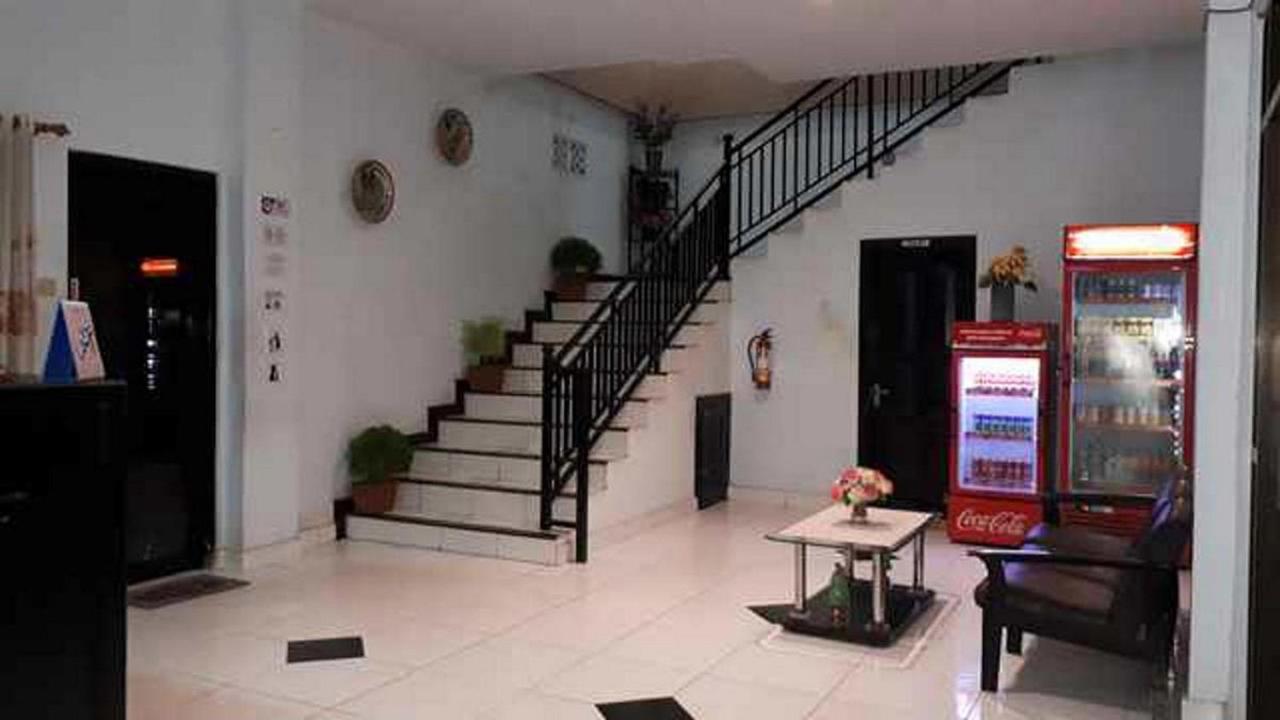 Reddoorz At Hotel Rumberpon Соронг Екстериор снимка