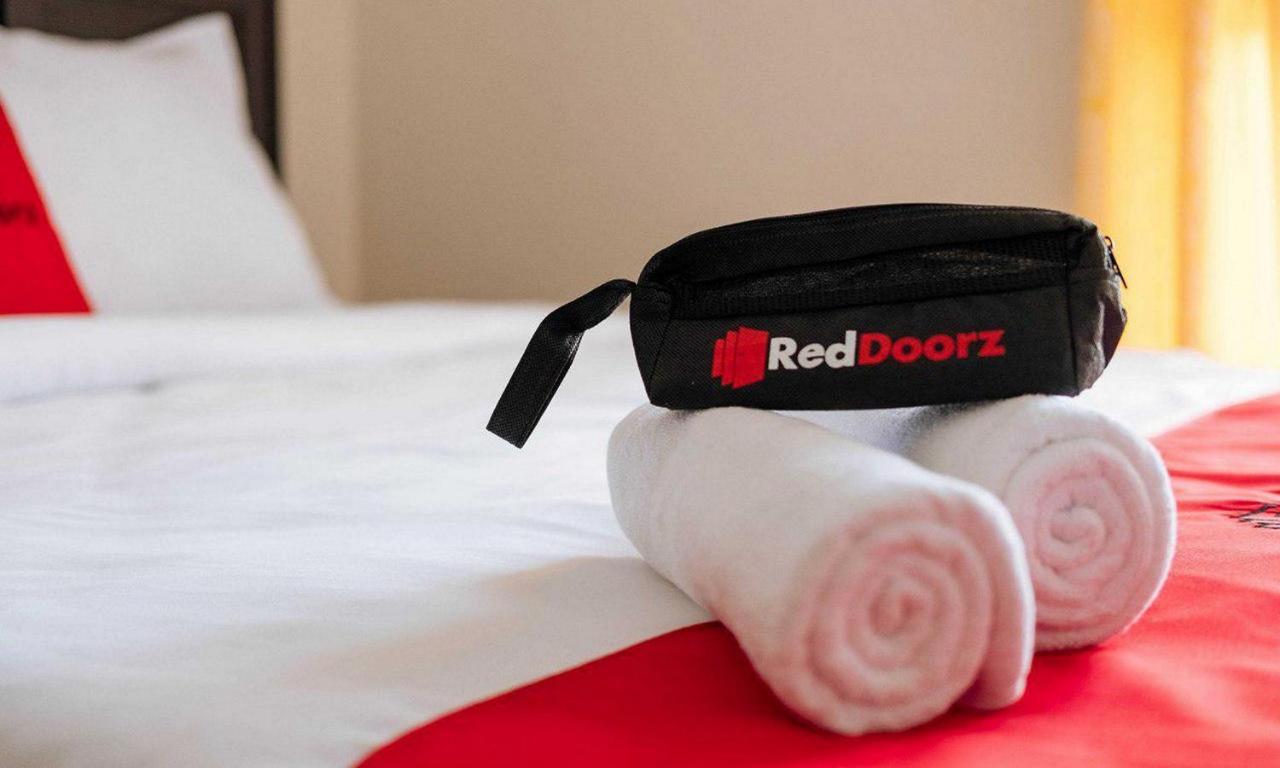 Reddoorz At Hotel Rumberpon Соронг Екстериор снимка